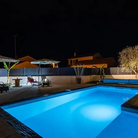 Des Oliviers Sublime Avec Piscine Chauffee Et Privee Et Baby Foot *