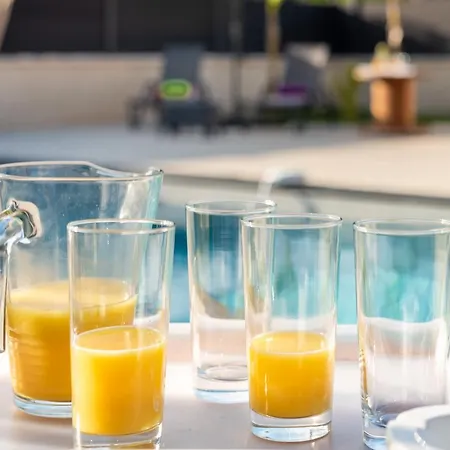 Des Oliviers Sublime Avec Piscine Chauffee Et Privee Et Baby Foot Willa