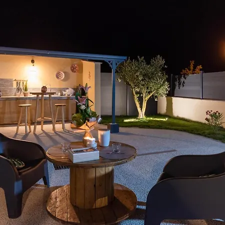 Des Oliviers Sublime Avec Piscine Chauffee Et Privee Et Baby Foot Bon-Encontre