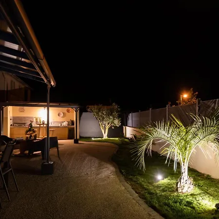 Des Oliviers Sublime Avec Piscine Chauffee Et Privee Et Baby Foot Bon-Encontre