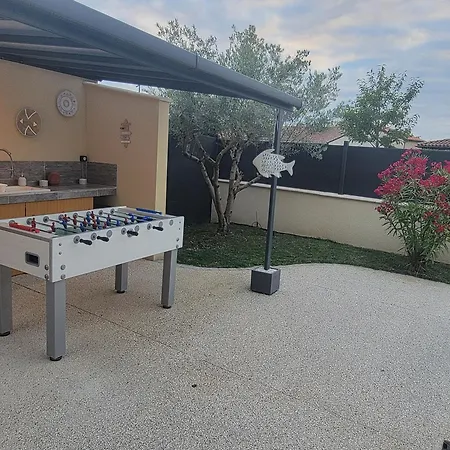 Des Oliviers Sublime Avec Piscine Chauffee Et Privee Et Baby Foot * Bon-Encontre