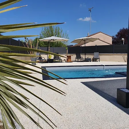 Des Oliviers Sublime Avec Piscine Chauffee Et Privee Et Baby Foot