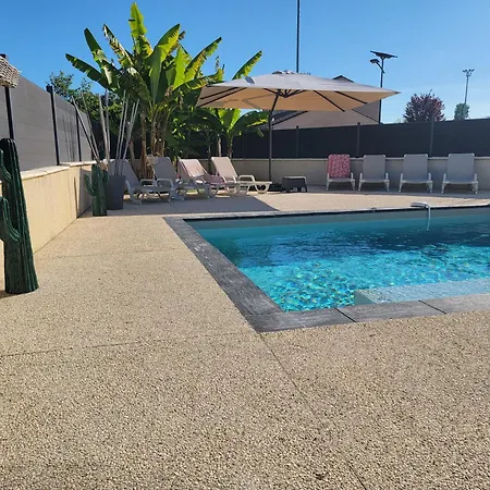 Des Oliviers Sublime Avec Piscine Chauffee Et Privee Et Baby Foot *