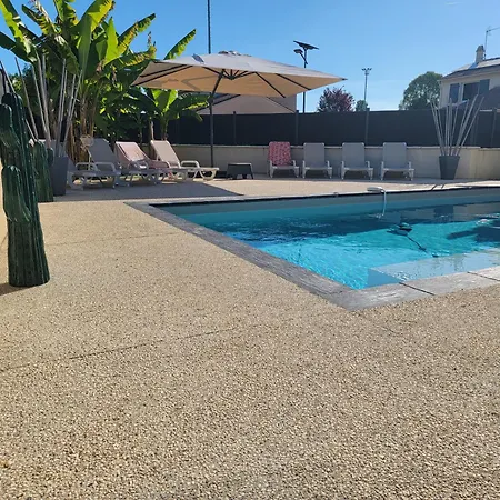 Des Oliviers Sublime Avec Piscine Chauffee Et Privee Et Baby Foot Bon-Encontre