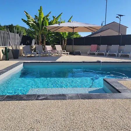 Des Oliviers Sublime Avec Piscine Chauffee Et Privee Et Baby Foot