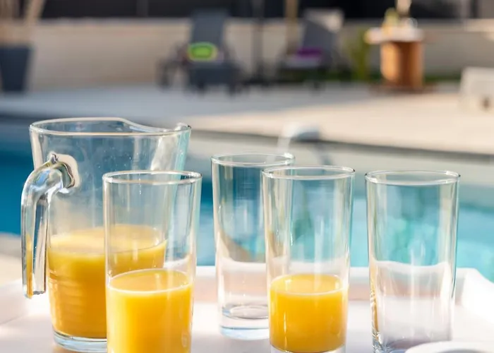 Des Oliviers Sublime Avec Piscine Chauffée Et Privée Et Baby Foot Villa