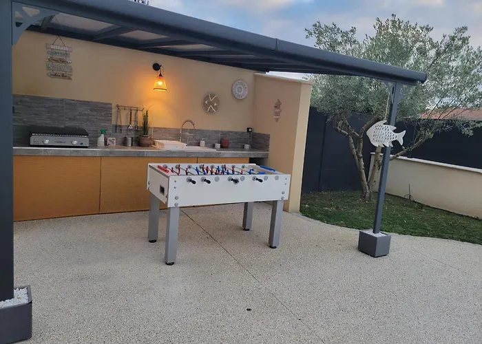 Des Oliviers Sublime Avec Piscine Chauffée Et Privée Et Baby Foot Villa Bon-Encontre